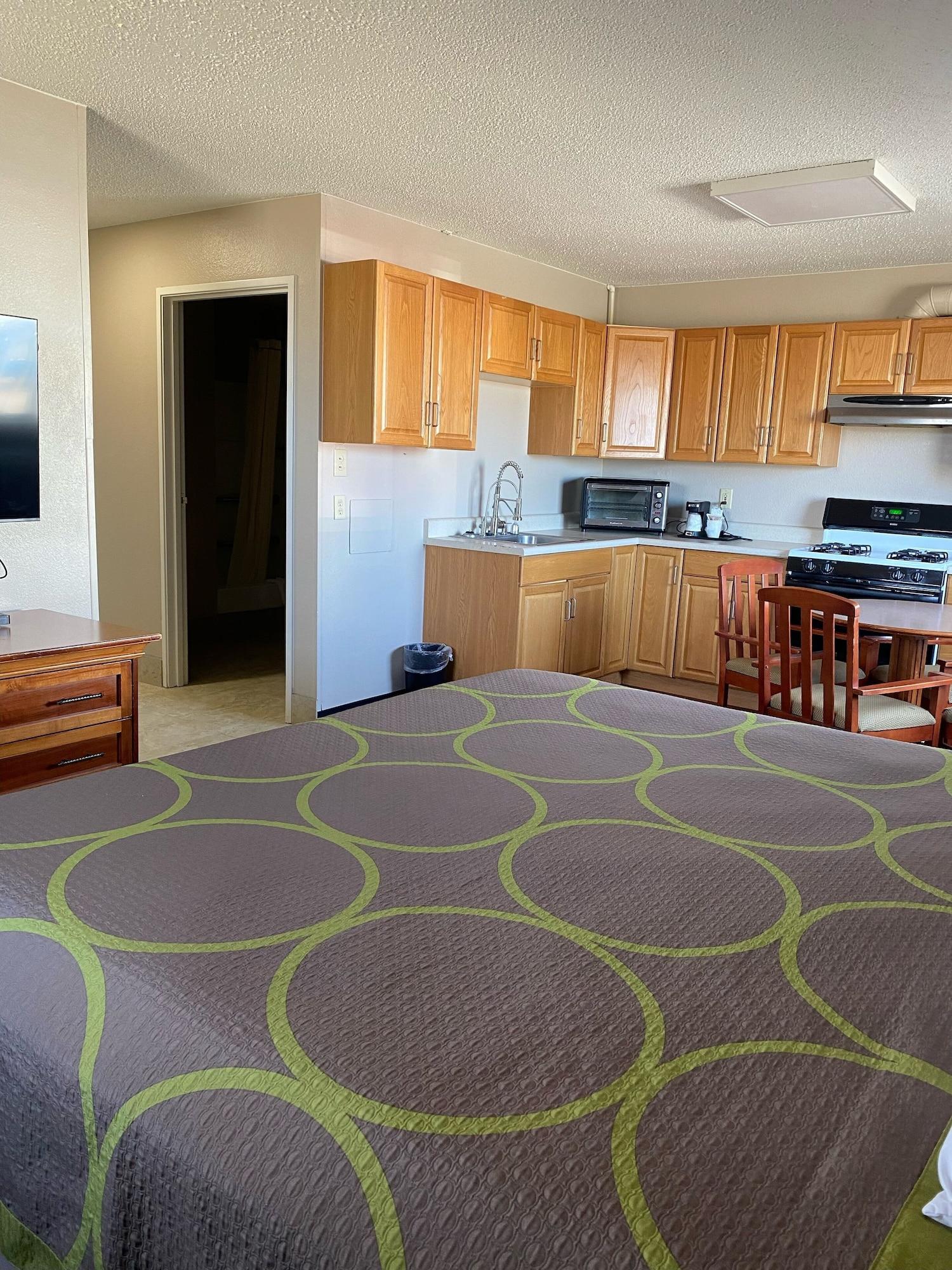Super 8 By Wyndham Ks Liberal