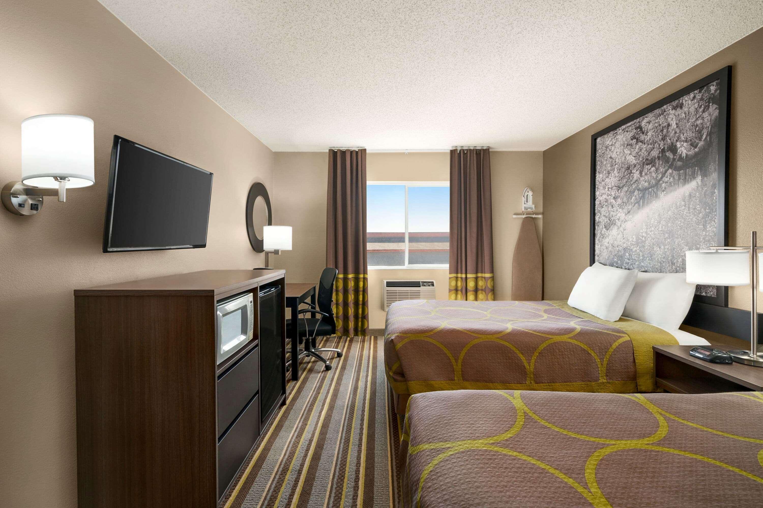 Super 8 By Wyndham Ks Hotel