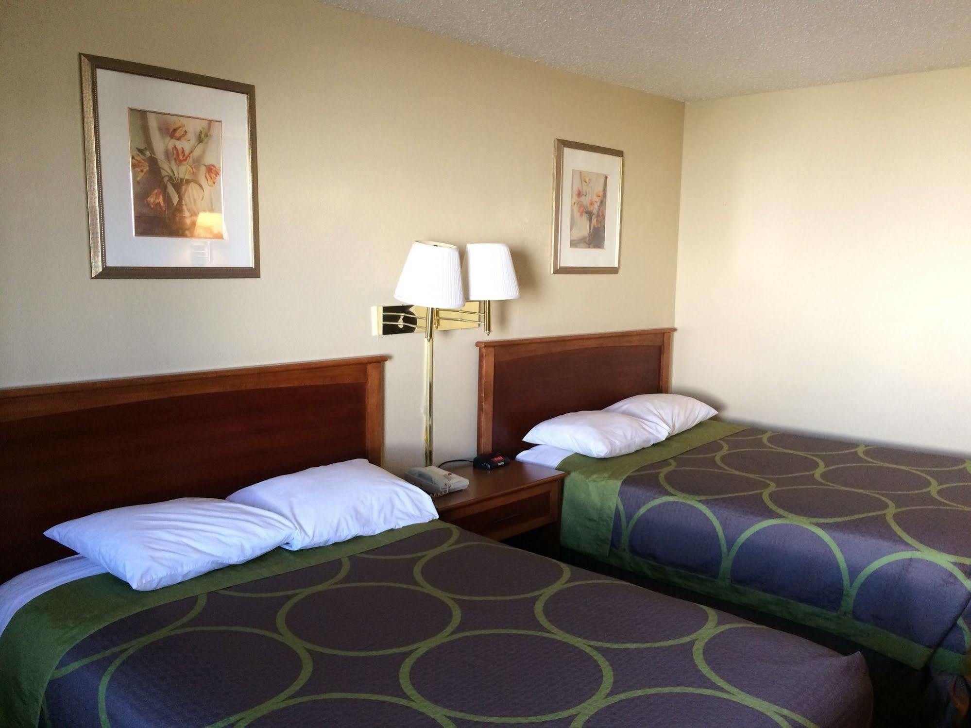 Super 8 By Wyndham Ks Liberal