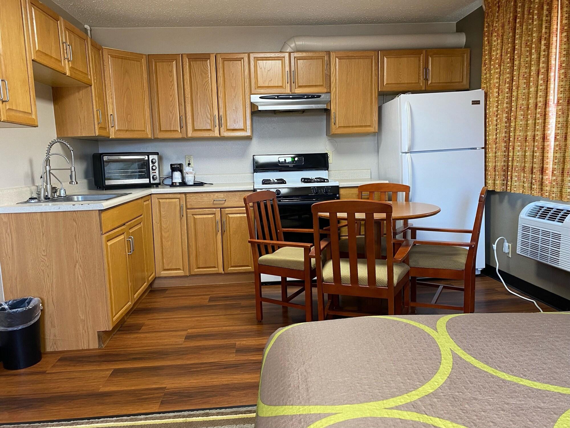 Super 8 By Wyndham Ks Hotel