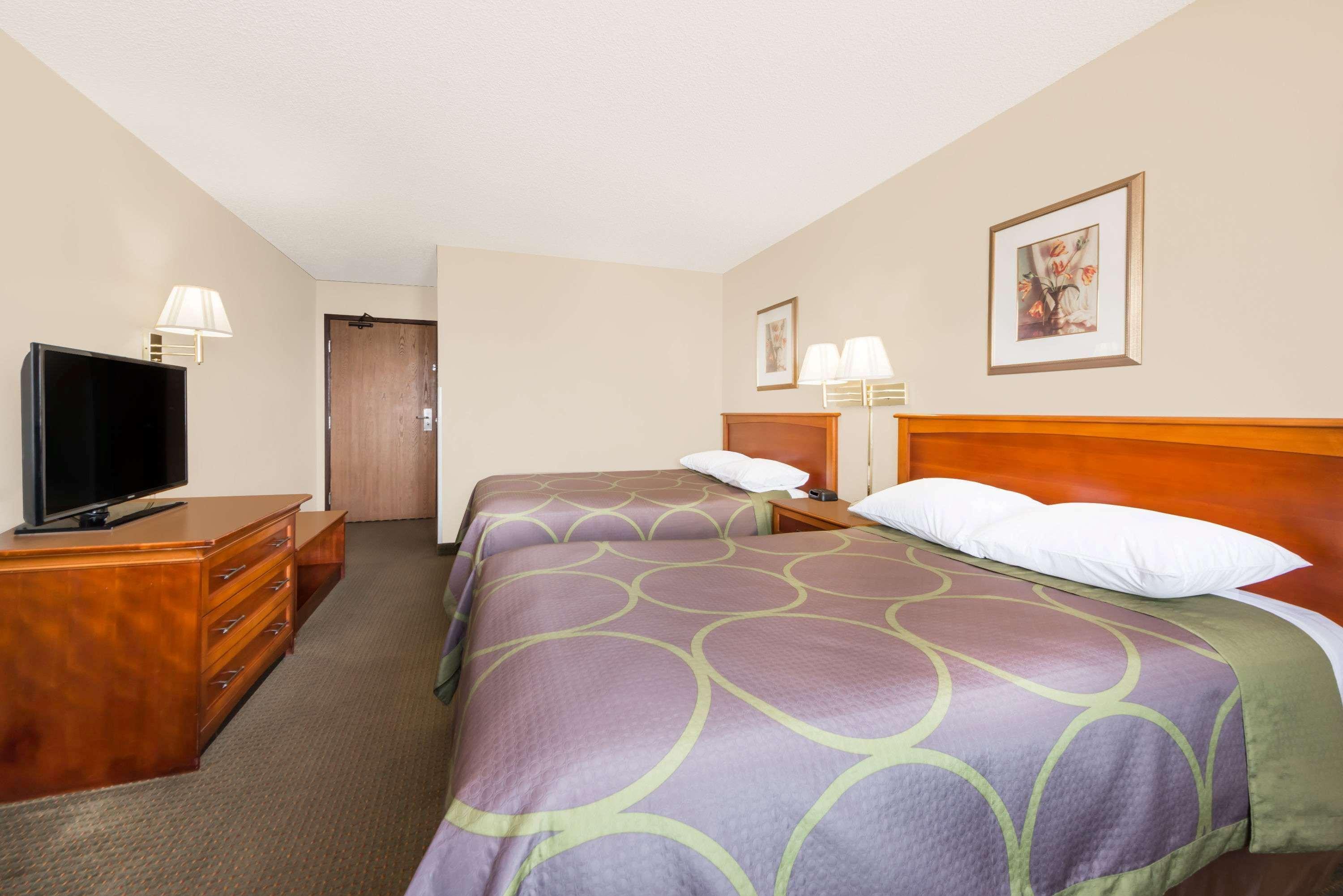 Super 8 By Wyndham Ks Hotel